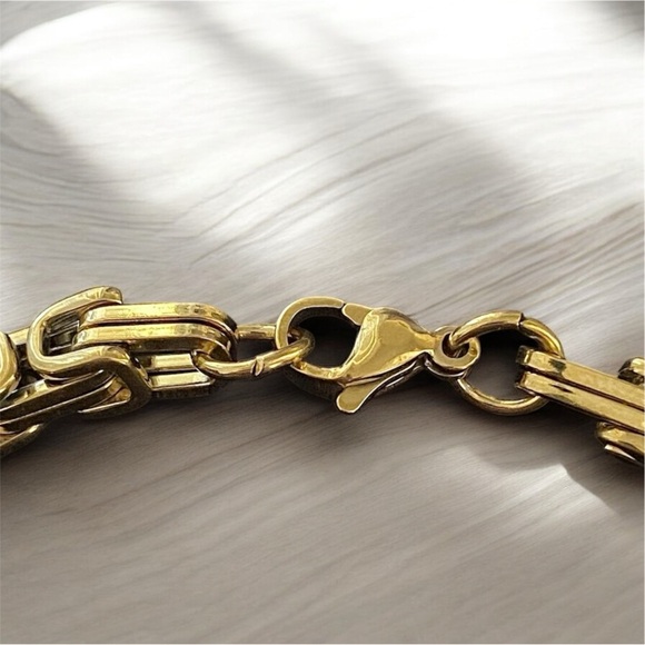 18k Gold plated Stainless Steel Byzantine 8.3 inch long and 7mm width bracelet - Picture 4 of 7